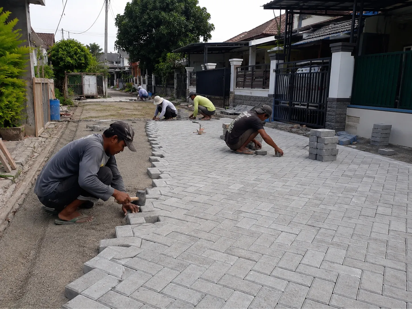 Pengerjaan Paving Block Jalan Perumahan di Surakarta Berjalan Maksimal