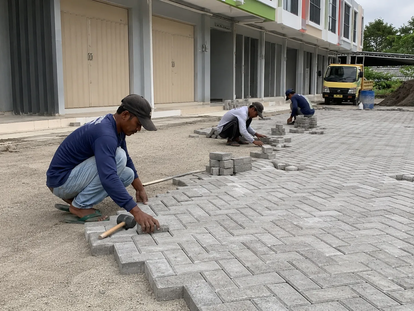 Proses Pemasangan Paving Block Area Parkir Ruko di Surakarta